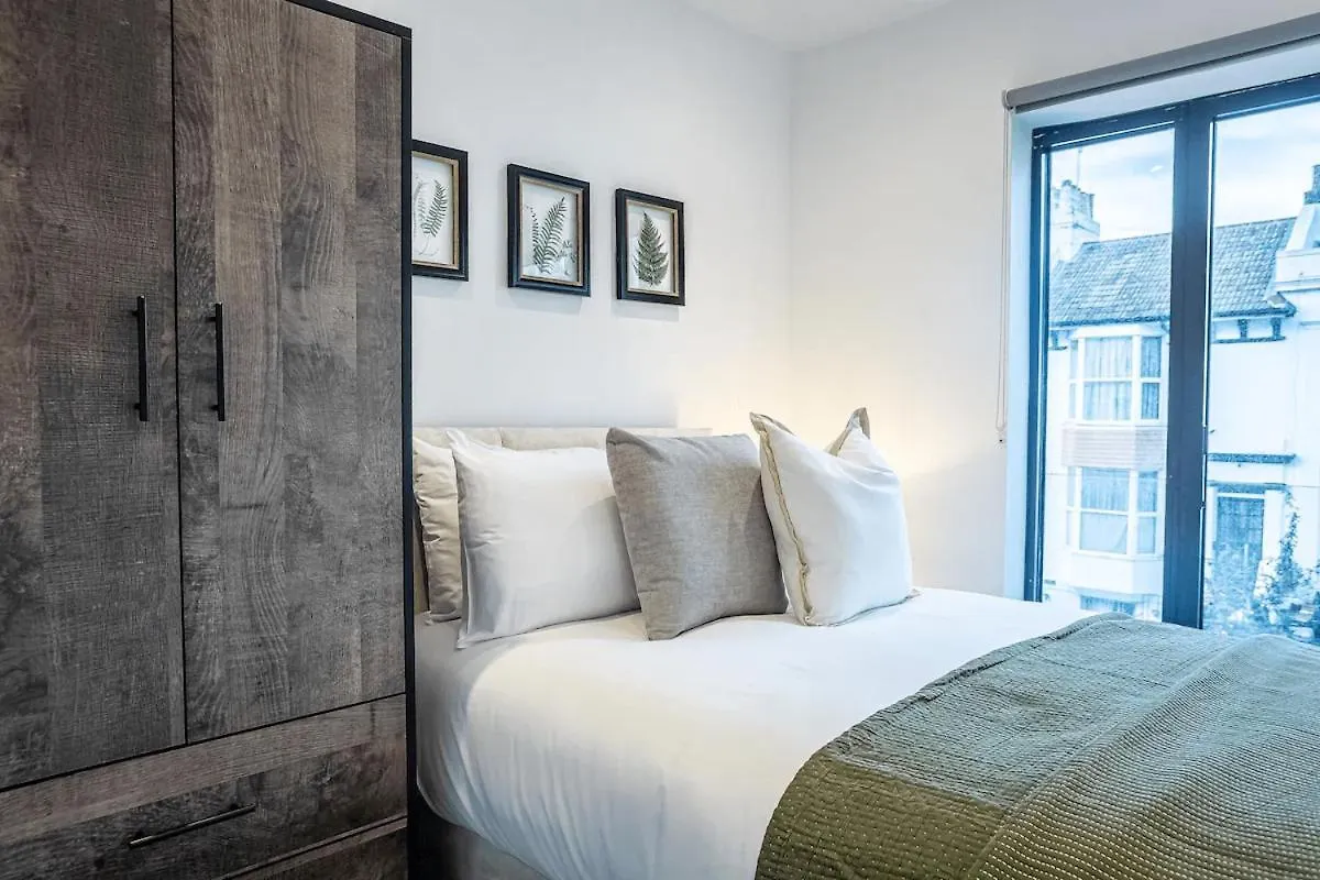 Urban 2 Bedroom Flat Next To Brighton Station contacts